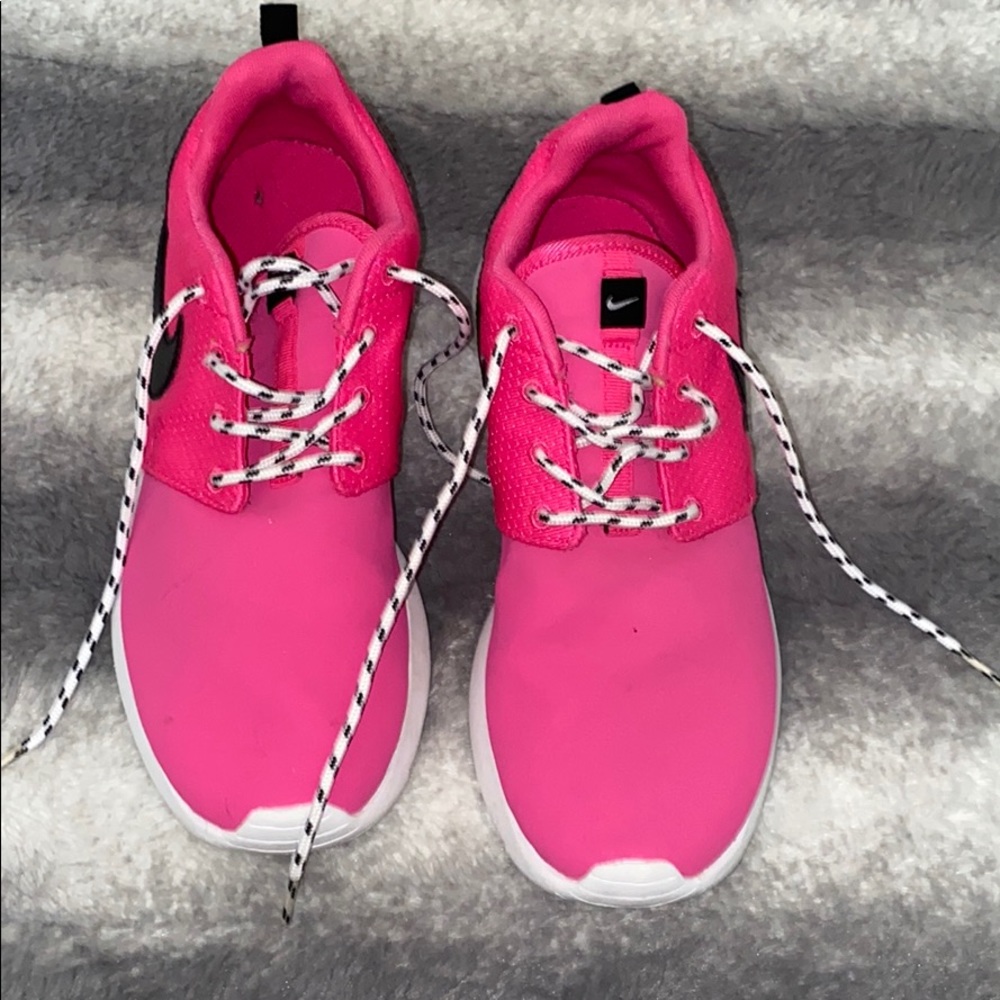 Nike Roshe Run Hot Pink
